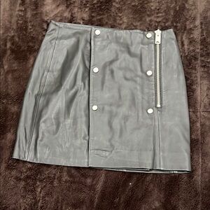 Chic Black Leather Mini Skirt with Zipper Detail